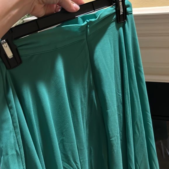Green flowy skirt. - Picture 2 of 4